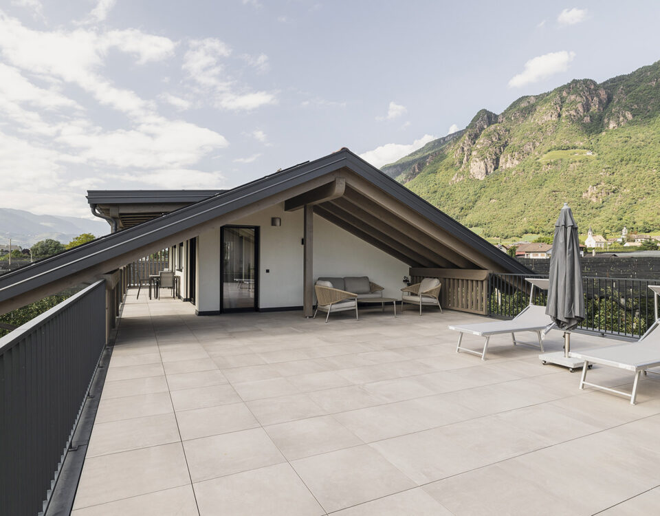 Baustudio Luna Appartmens Ferienwohnung Terrasse 60 x 60 x 2 cm Fliesen auf Stelzlager schwimmend verlegt